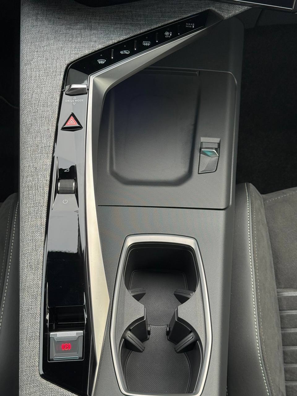 Peugeot 5008 GT Hybrid 136 E-Dcs6